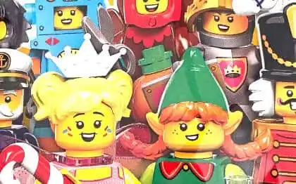 Bunte LEGO-Minifigurköpfe, die festliche Feiertashüte und Zubehör tragen.